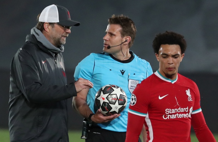 手球吗？曼城进球前努里手臂碰到皮球，裁判态度坚决+VAR未介入