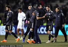 为什么主审主审在比赛中频繁向投手提供磨搓后的新球以防异物