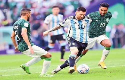 拜仁莱万多夫斯基关键进球锁定胜局